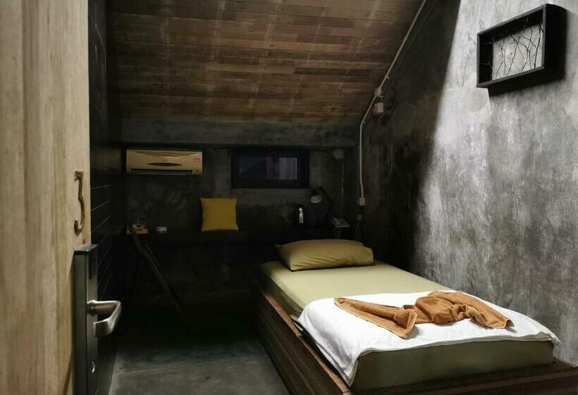 Standard Enkeltværelse, Bat & Arrow