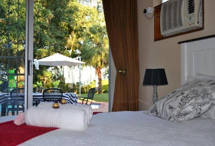 Family studio with pool view, Hunters B&b