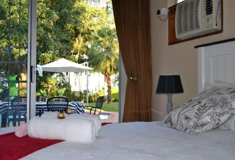 Family studio with pool view, Hunters B&b