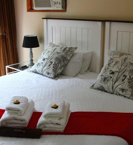 Family studio with pool view, Hunters B&b