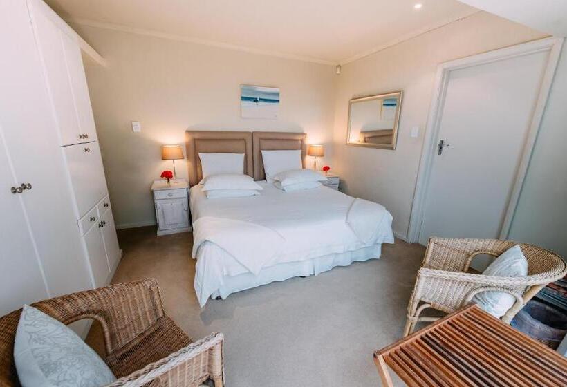 اتاق استاندارد, Dolphins' Playground Beachfront B&b