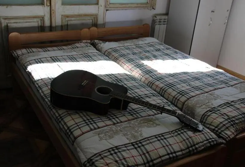 Vuode Makuusalissa, Hostel Mif