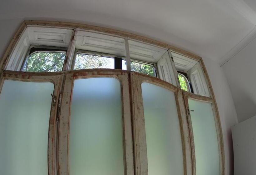 ルームシェアのワンベッド, Hostel Mif