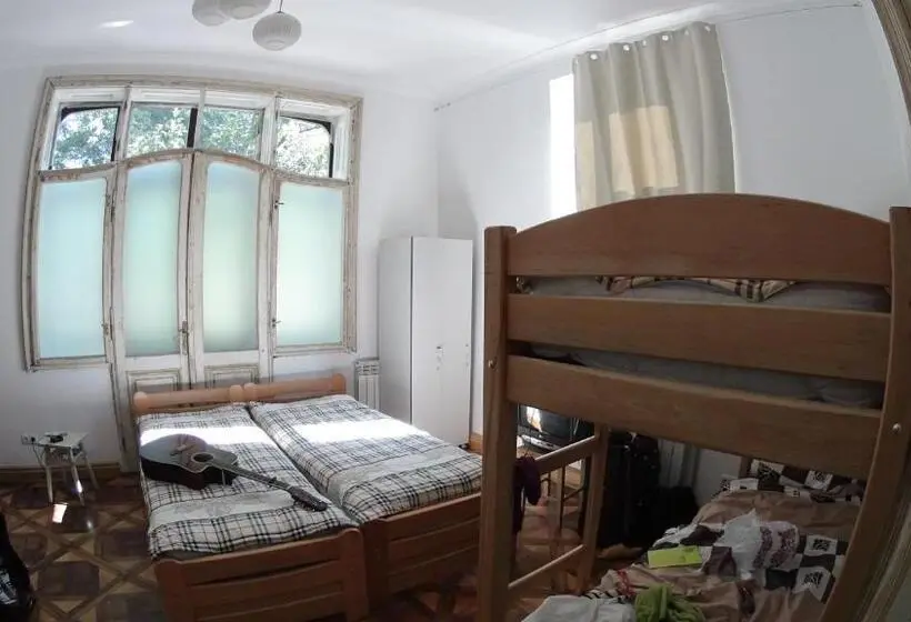 Vuode Makuusalissa, Hostel Mif