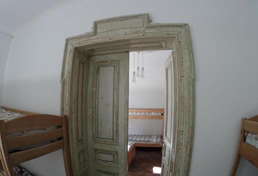 ルームシェアのワンベッド, Hostel Mif