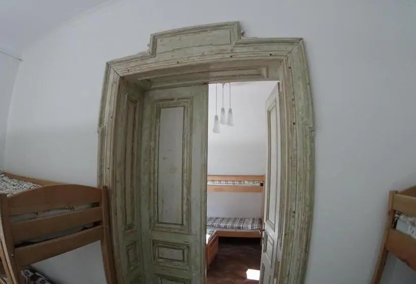 Vuode Makuusalissa, Hostel Mif