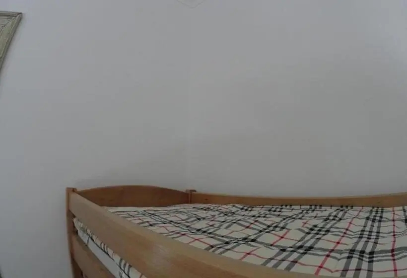 Vuode Makuusalissa, Hostel Mif