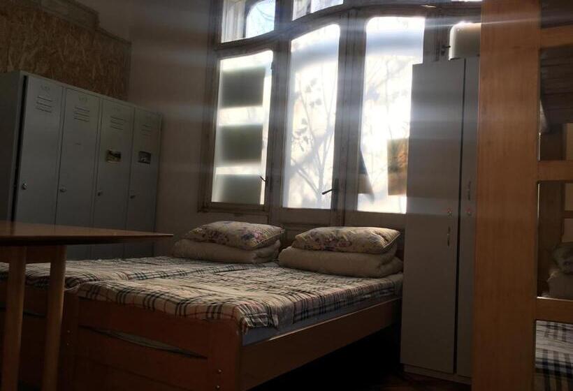 베이직 3인 룸, Hostel Mif