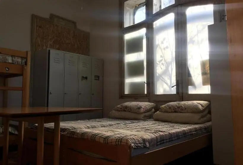 Basic Kolmen Hengen Huone, Hostel Mif