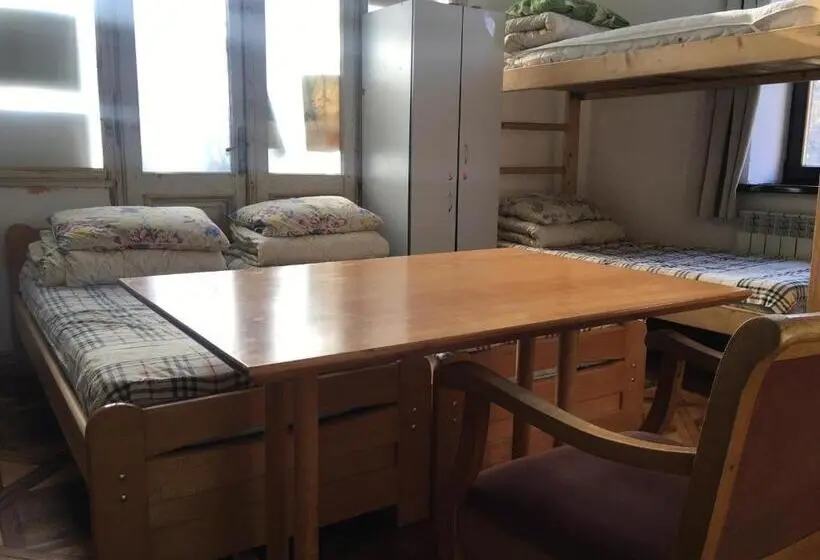 Basic Kolmen Hengen Huone, Hostel Mif