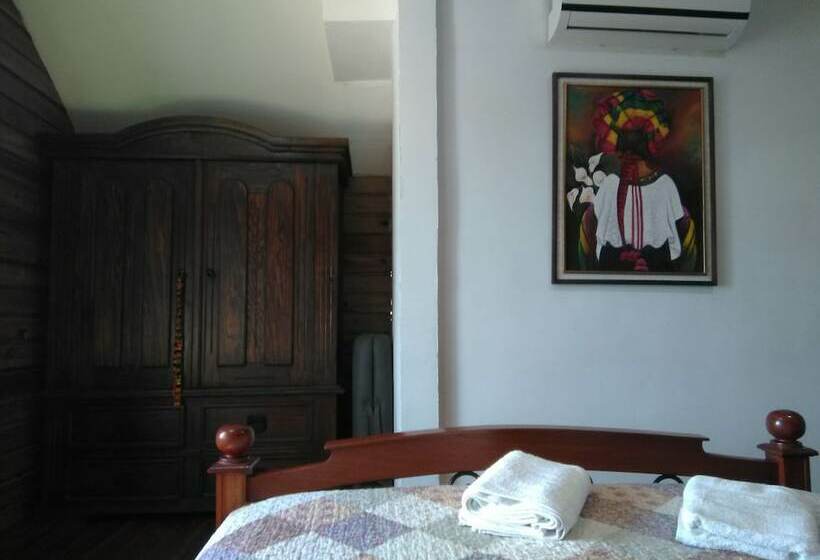 اتاق لوکس, Y Restaurante Casa Escondida