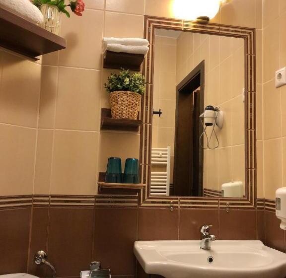 חדר קלאסי, Ambrózia étterem és Panzió