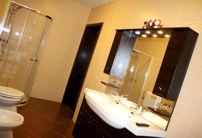 דירת חדר סופריור, Ambrózia étterem és Panzió