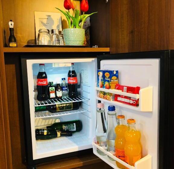 סטודיו דלוקס, Ambrózia étterem és Panzió