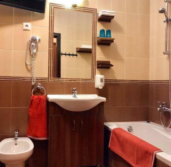 סטודיו דלוקס, Ambrózia étterem és Panzió