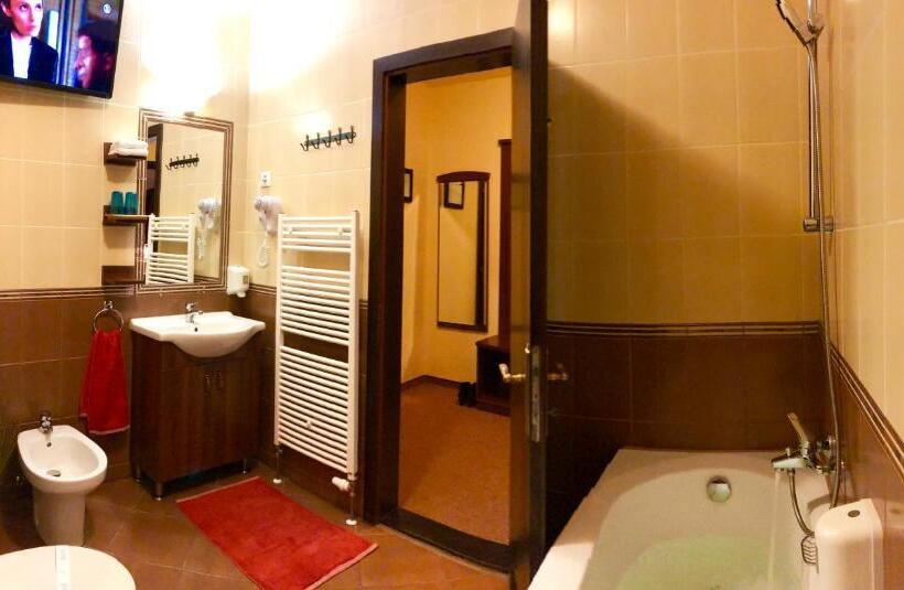 Номер Deluxe, Ambrózia étterem és Panzió