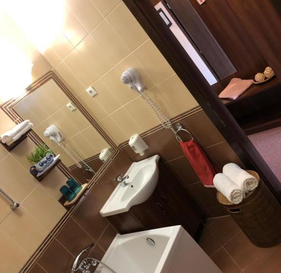 סטודיו דלוקס, Ambrózia étterem és Panzió