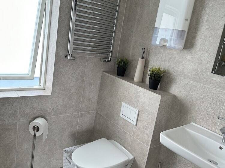 اتاق استاندارد سه تخته با سرویس بهداشتی مشترک, Guesthouse Dyngja