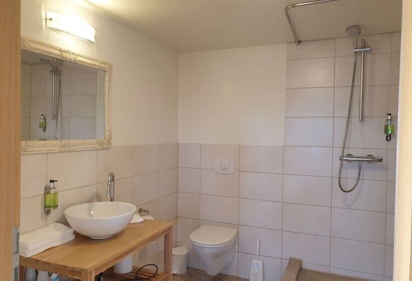 استودیوی استاندارد, Guesthouse Dyngja