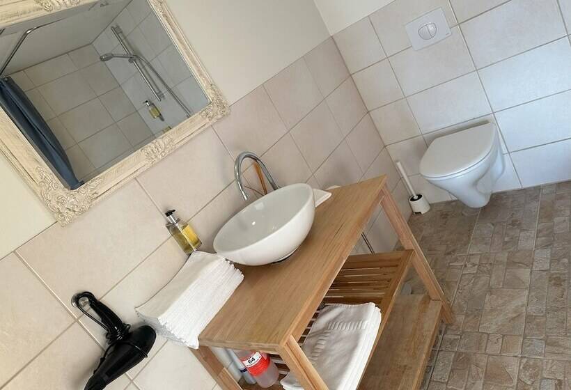 استودیوی استاندارد, Guesthouse Dyngja