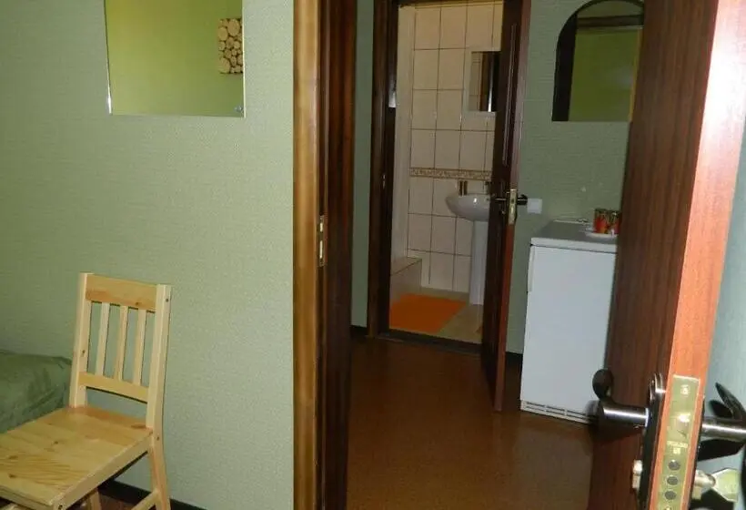 Economy Triple Room, Kardinal