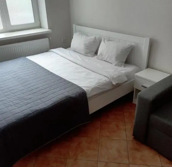Pokój Trzyosobowy Standard Wspólna Łazienka, Kardinal