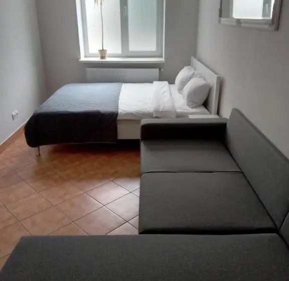 Pokój Trzyosobowy Standard Wspólna Łazienka, Kardinal