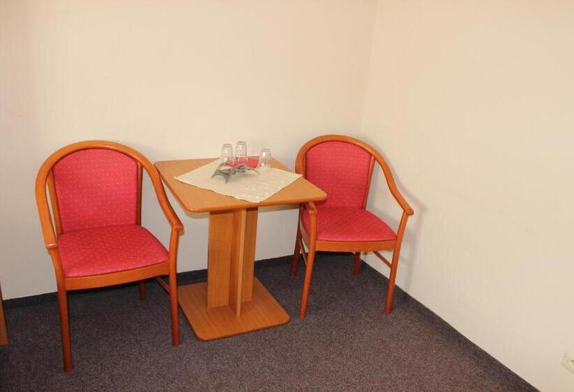 标准三人间, Pension Lukas