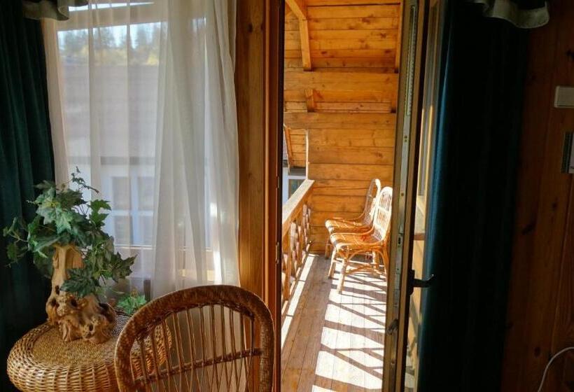 Camera Tripla Superiore, Smerekova Hata