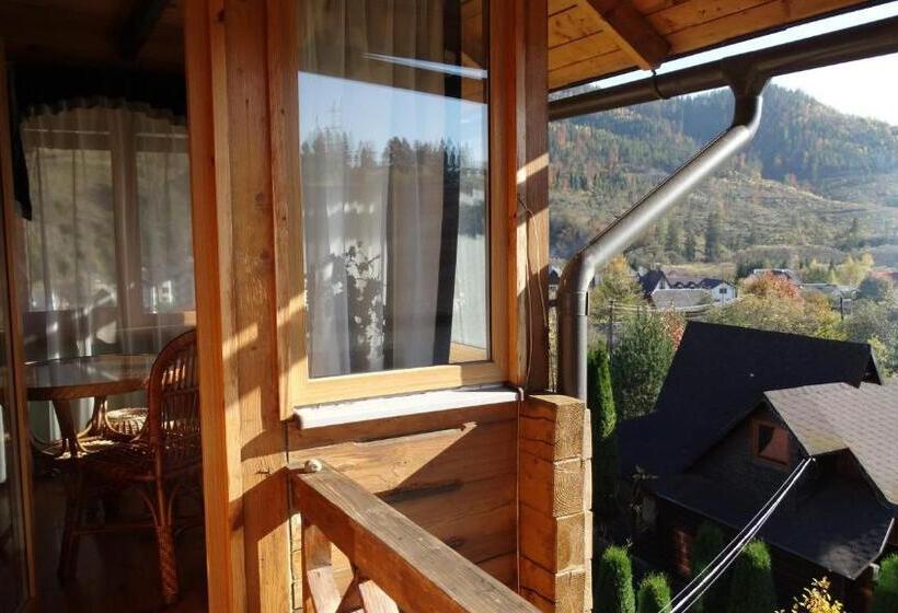 Camera Tripla Superiore, Smerekova Hata