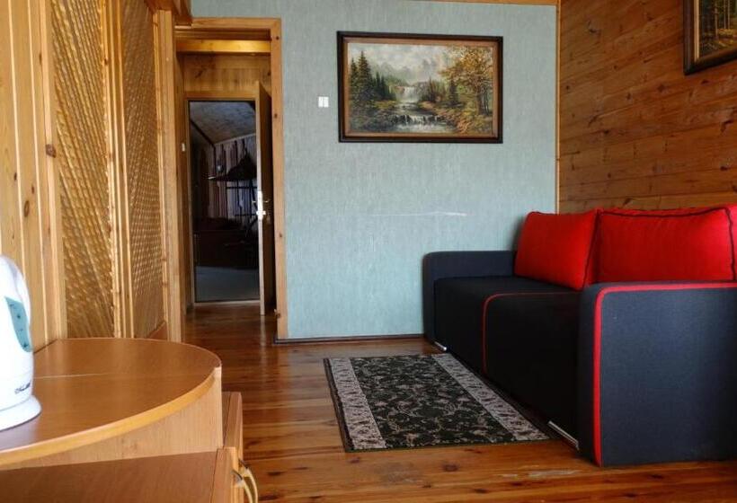 Camera Tripla Superiore, Smerekova Hata