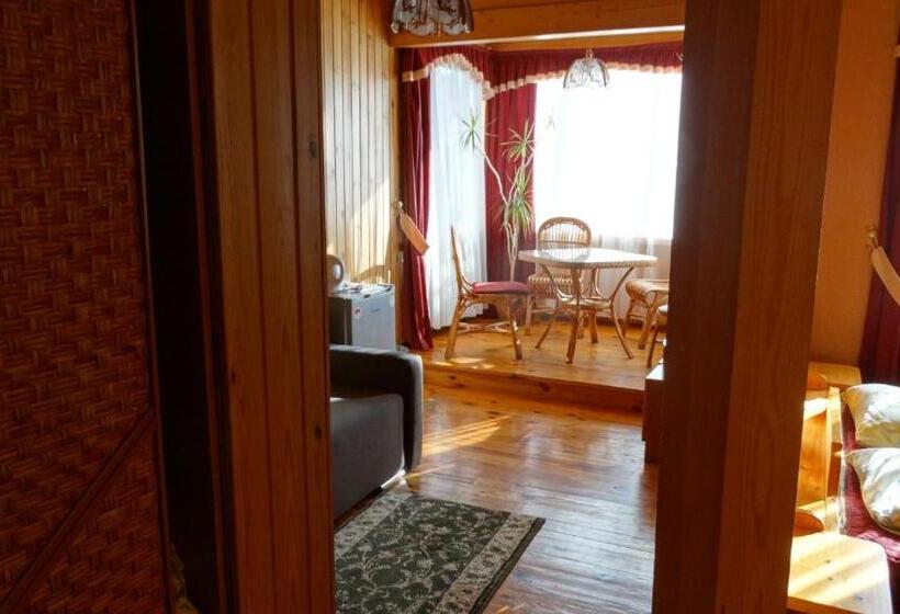 Camera Tripla Superiore, Smerekova Hata