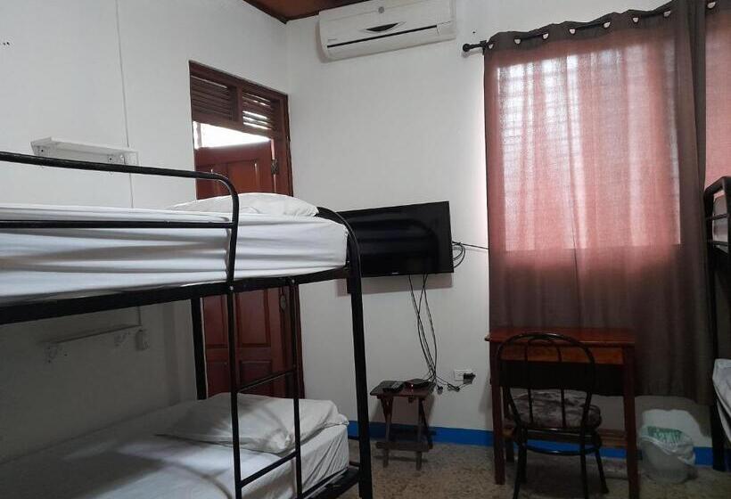 تختخواب در اتاق مشترک, Managua Inn