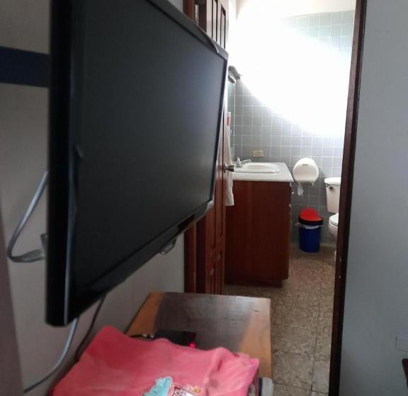 اتاق خانوادگی, Managua Inn