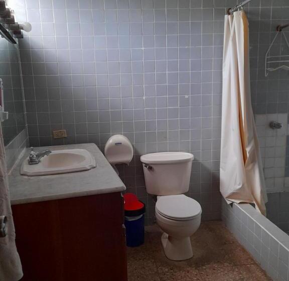 اتاق خانوادگی, Managua Inn