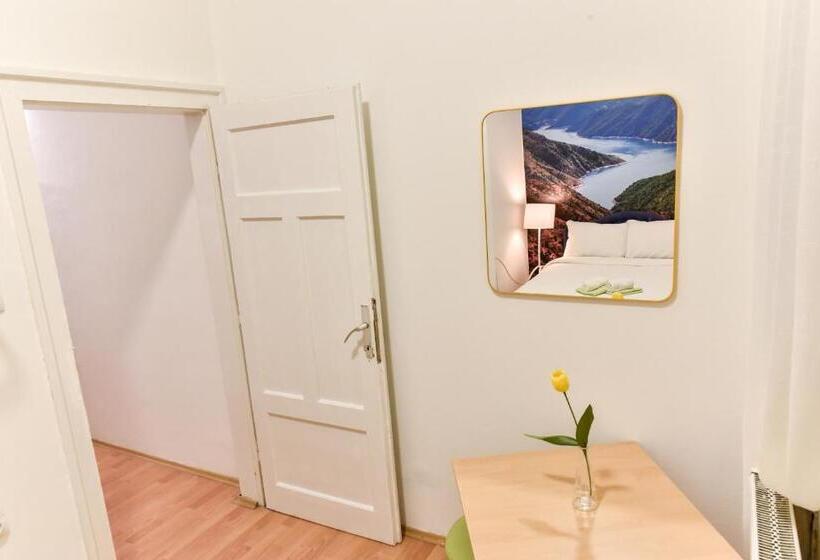 اتاق استاندارد با سرویس بهداشتی مشترک, Get Inn Skopje Hostel