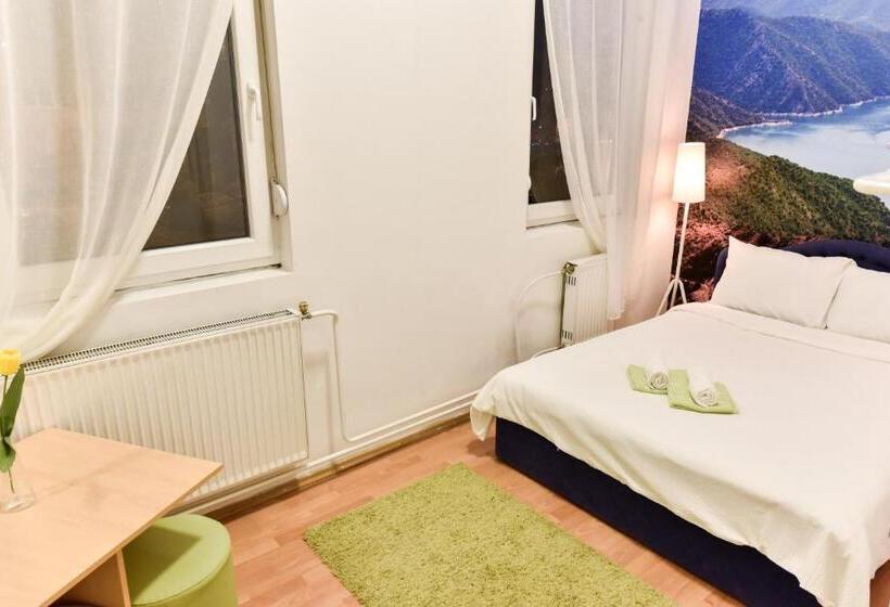 اتاق استاندارد با سرویس بهداشتی مشترک, Get Inn Skopje Hostel