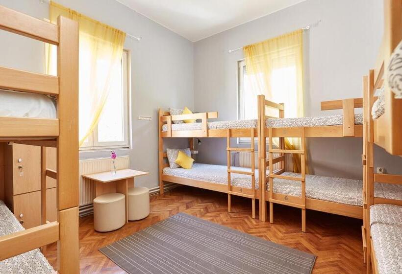 تختخواب در اتاق مشترک, Get Inn Skopje Hostel