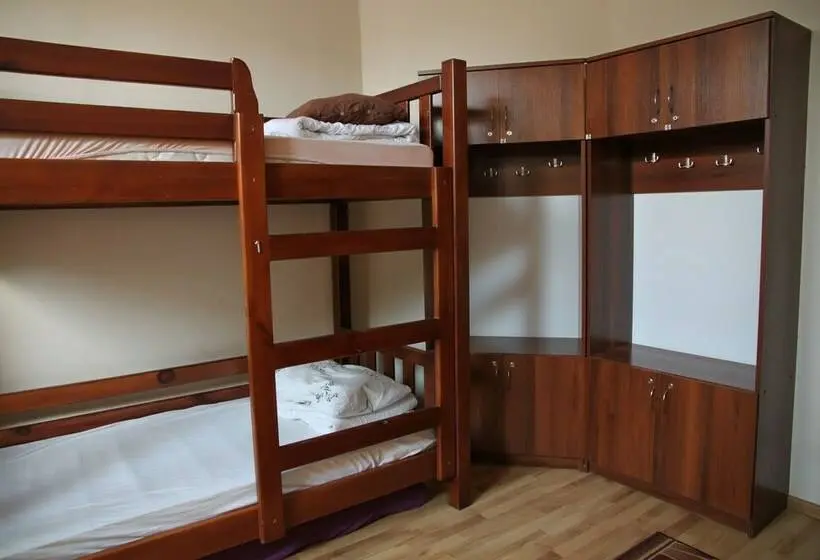 تختخواب در اتاق مشترک, Lions Heart Hostel
