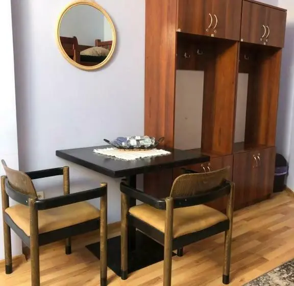 اتاق استاندارد سه نفره, Lions Heart Hostel
