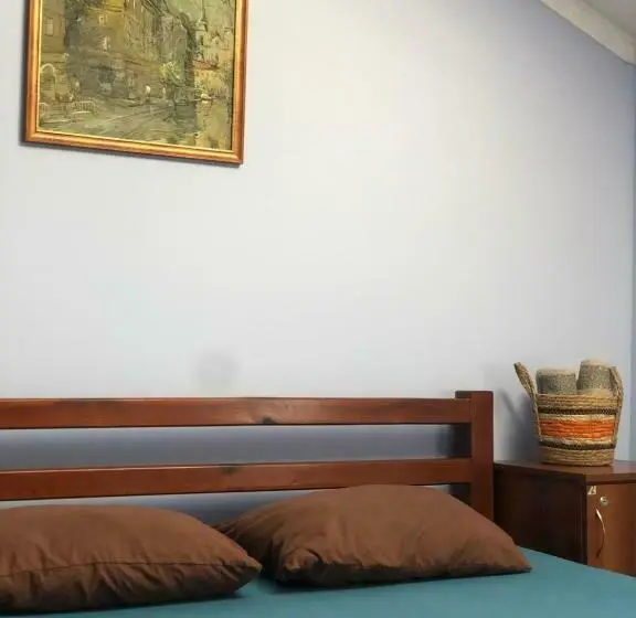 اتاق استاندارد سه نفره, Lions Heart Hostel