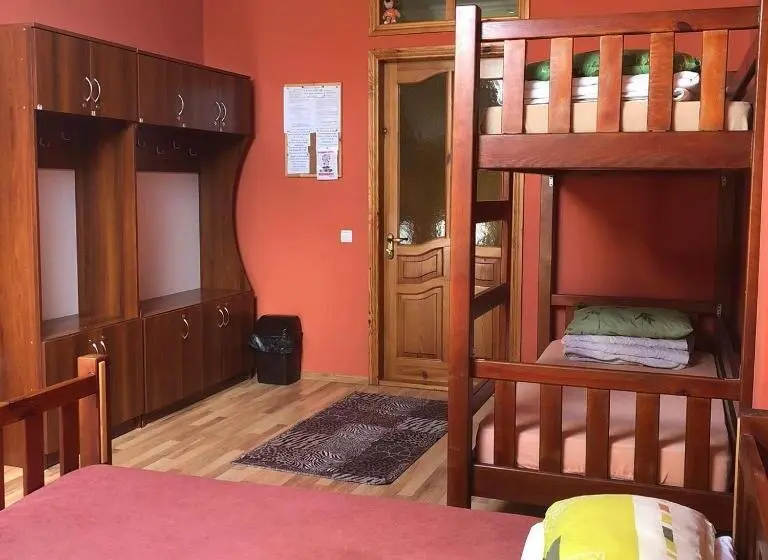 اتاق خانوادگی, Lions Heart Hostel