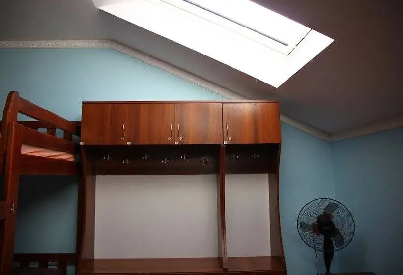 تختخواب در اتاق مشترک, Lions Heart Hostel
