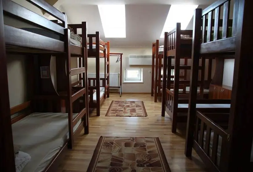 تختخواب در اتاق مشترک, Lions Heart Hostel