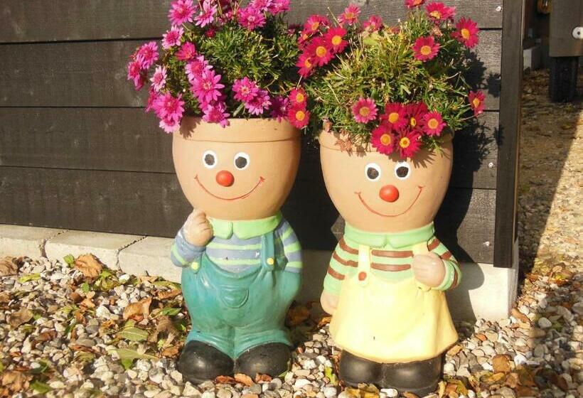 דירת חדר, Nyager Apartments