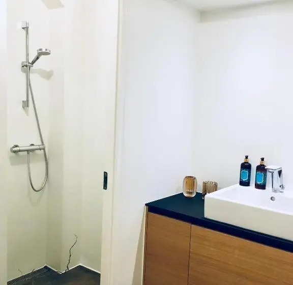 Standard Neljän Hengen Huone Jaettu Kylpyhuone, Danhostel Kolding