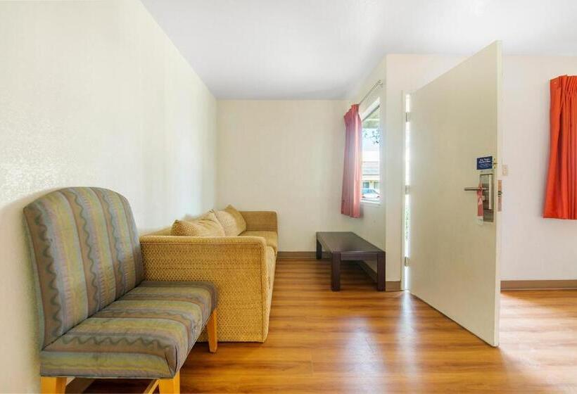 غرفة قياسية لذوى الاحتياجات الخاصة, Super 8 By Wyndham Dunnigan