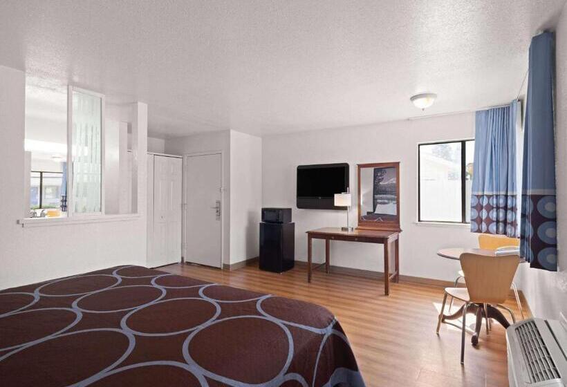 غرفة ديلوكس سرير كينج, Super 8 By Wyndham Dunnigan