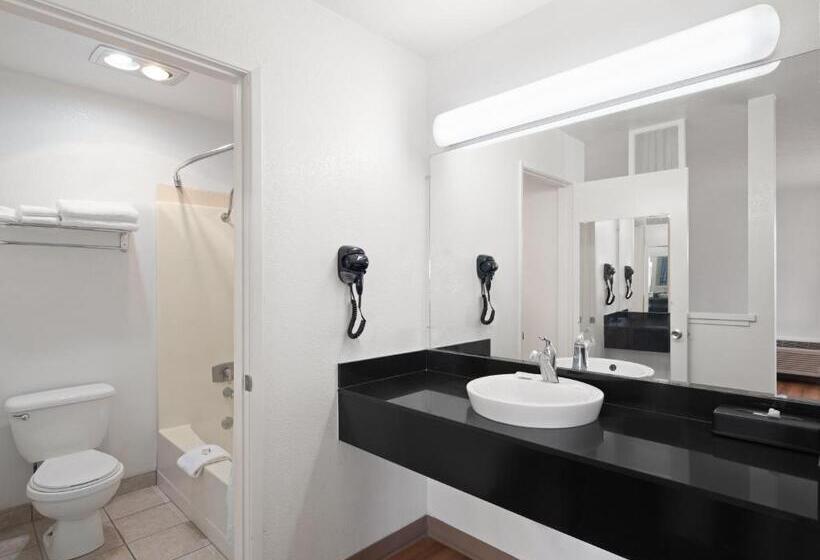 غرفة ديلوكس سرير كينج, Super 8 By Wyndham Dunnigan