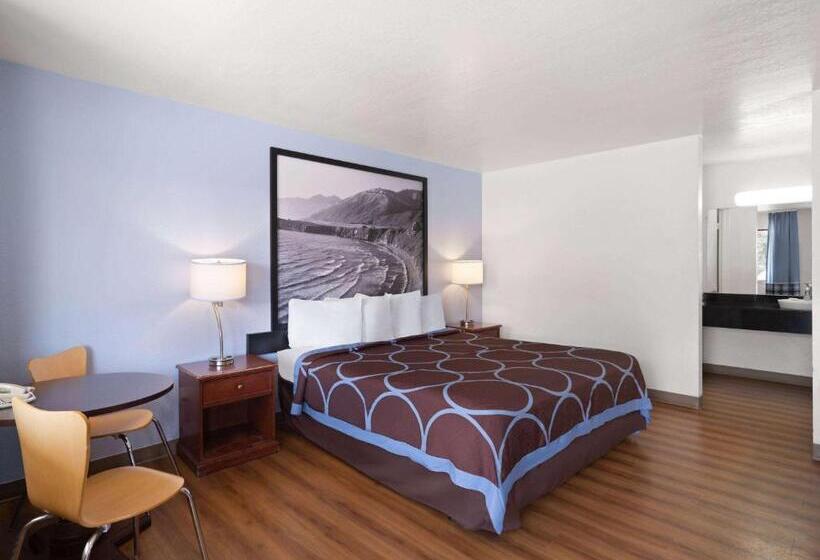 غرفة قياسية سرير كينج, Super 8 By Wyndham Dunnigan